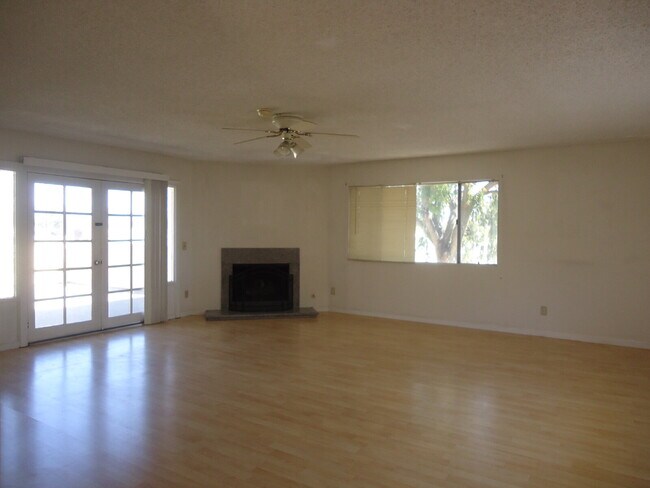 Building Photo - "Discover Coastal Living: Spacious 3-Bed, 2-Bath Townhouse