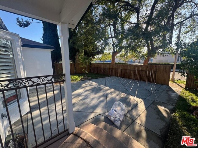 Building Photo - 6542 Zelzah Ave