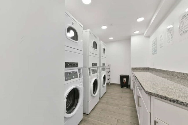 Building Photo - 64 Market St