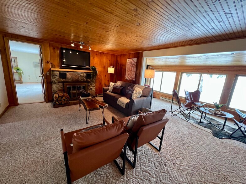 Building Photo - 14555 Breezy Point Rd