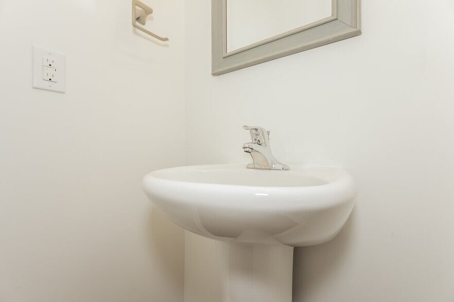 Building Photo - 4202 Broadstairs Dr SW