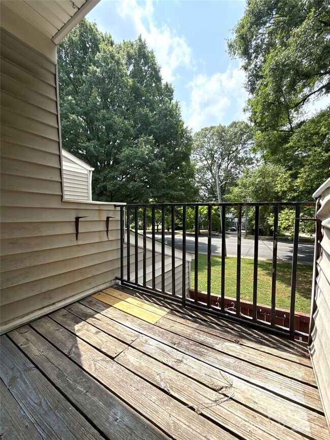 Building Photo - 1605 Merry Oaks Rd