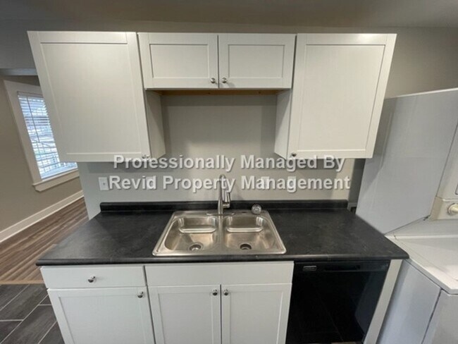 Building Photo - *FIRST MONTH RENT FREE* Freshly Renovated ...