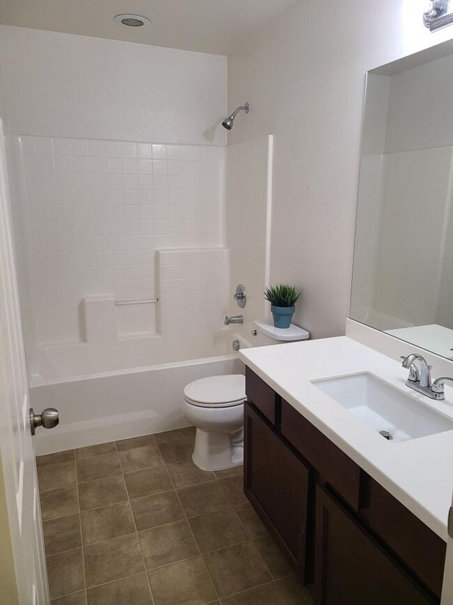 Building Photo - Immaculate Estrella 4 bedroom w Solar