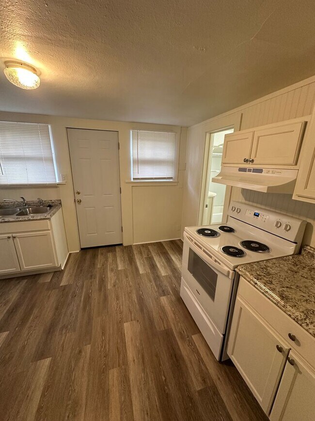 Building Photo - RD1118