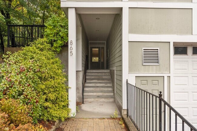 Building Photo - 865 Lagrange St