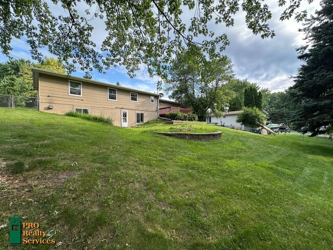 Building Photo - 3 Bedroom Home