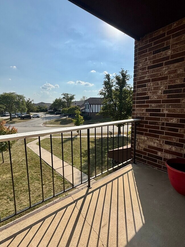 Building Photo - 14949 Lake View Dr
