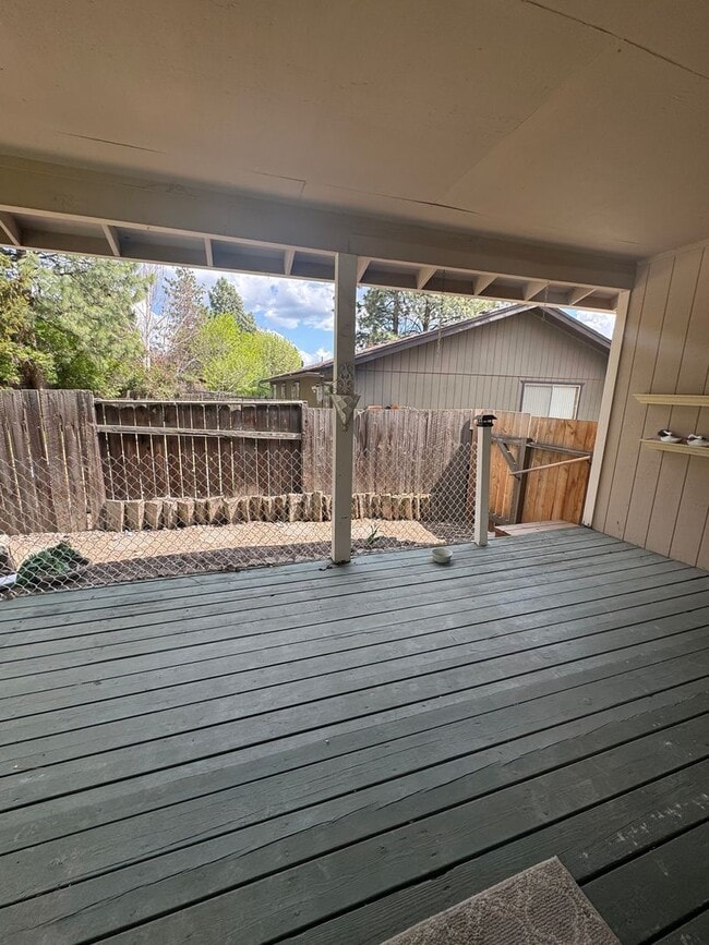 Building Photo - 3 bed 2 bath house with 2 car garage in great area!