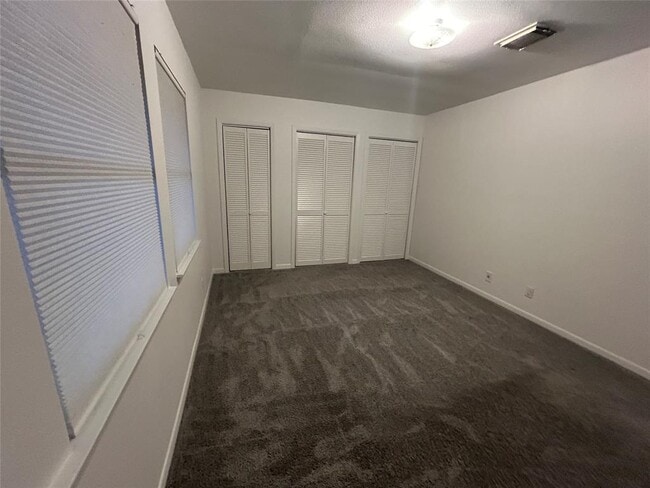 Building Photo - 4020 Blue Bonnet Blvd