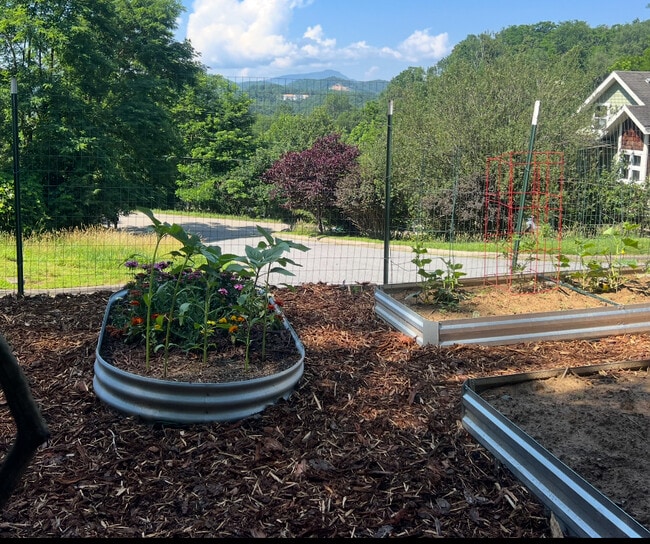 Building Photo - 567 W King St