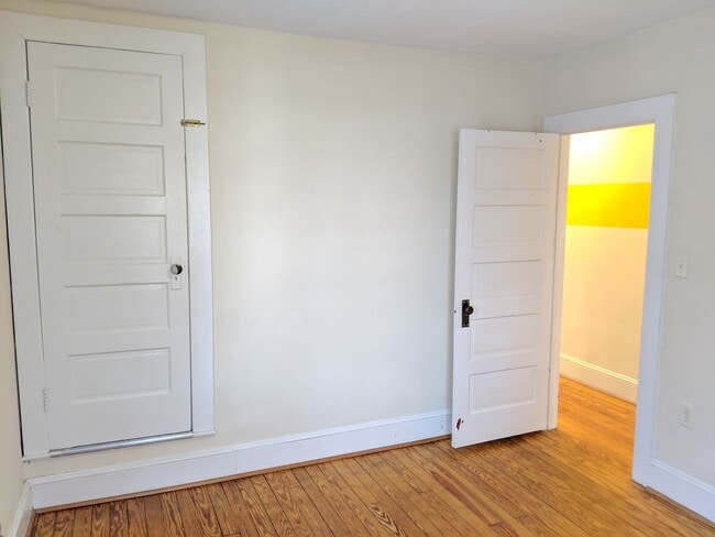 Building Photo - Charming Historic townhouse in downtown Frederick available mid June!