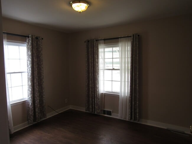 Building Photo - Downtown Bungalow