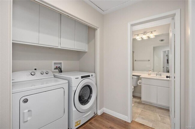 Building Photo - 3 bedroom in Gated Victoria Community!