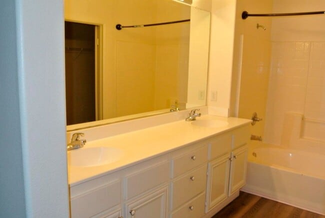 Building Photo - 4Bed/2.5Bath Home in the Brisbane complex~ Brisbane