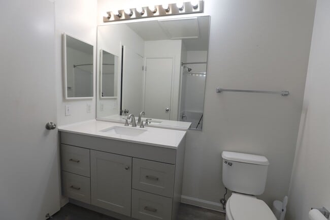 Building Photo - Rarely Available !  Beautiful 3-Bedroom Corner Unit – Pet Friendly & Spacious!