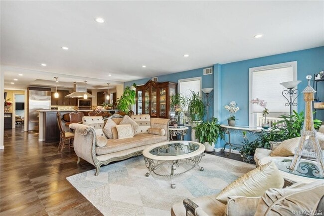 Building Photo - 225 E Walnut St