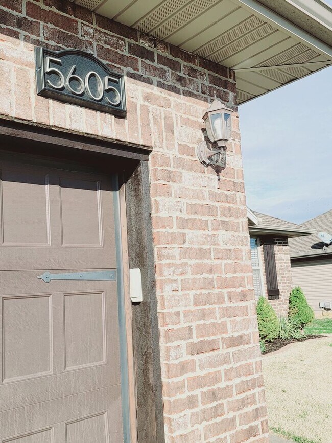 Building Photo - Bent Tree Subdivision - 4 Bedrooms w/ 3 Car Garage