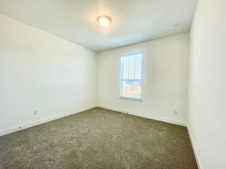 Building Photo - 16643 Chadwell Dr