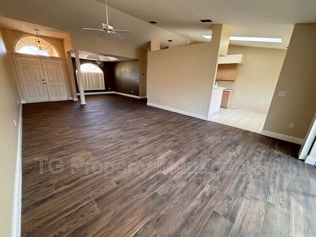 Building Photo - 20 Clarendon Ct N