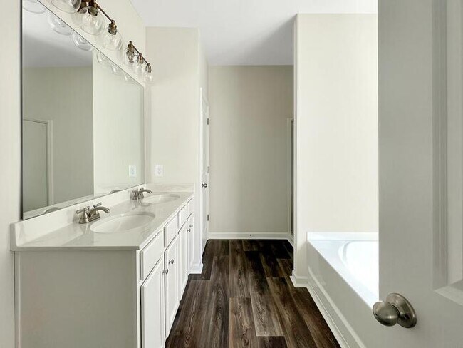 Building Photo - House 4 Beds 3.5 Baths
