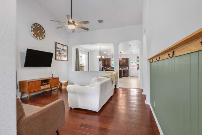 Building Photo - "Charming 3-Bed Oasis with 2.5 Baths in Sa...