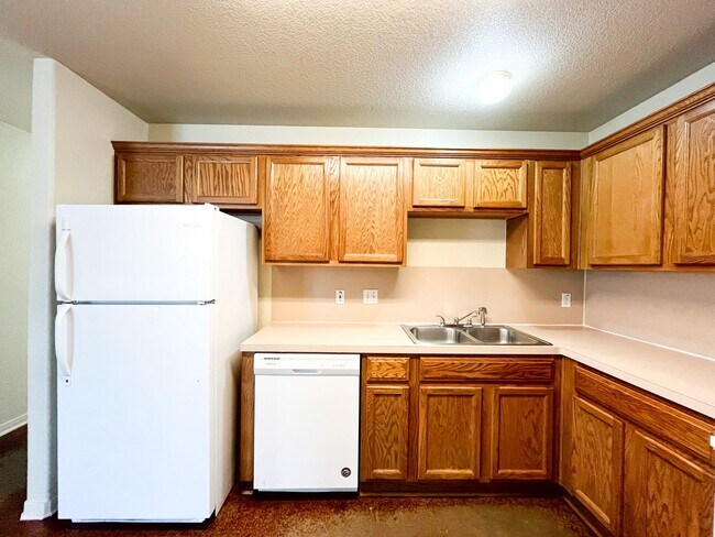 Building Photo - 1913 Charleston Ct