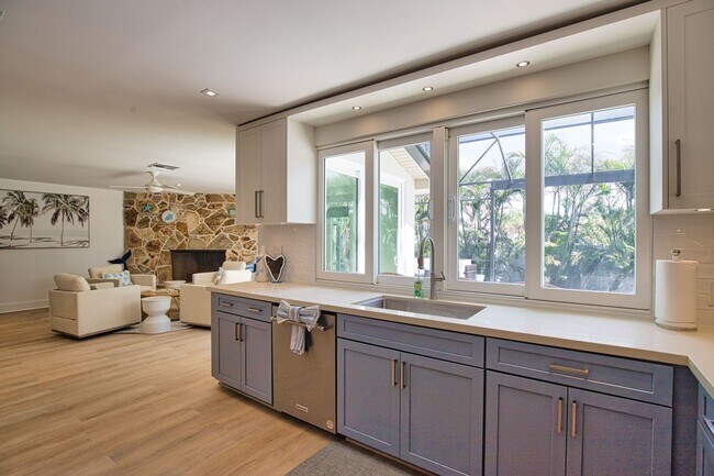 Building Photo - Seasonal Venice Island Pool Home half block from Golden Beach deeded access to the Gulf!