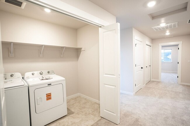 Building Photo - Stunning new construction!