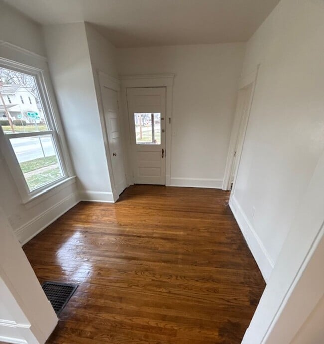 Building Photo - One Bedroom Duplex ( first floor)  $1160