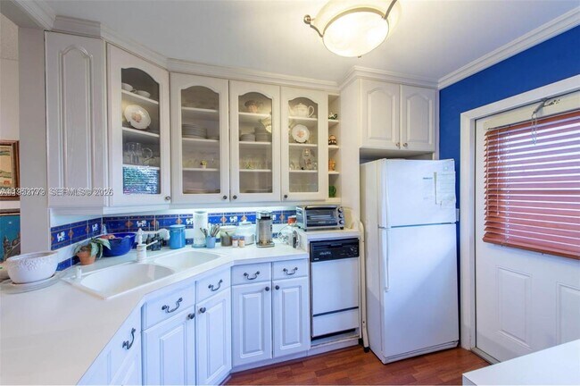 Building Photo - 2200 Park Ln