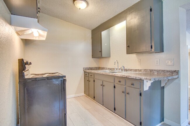 Building Photo - Pensacola 3BR Home with Bonus Den, Hardwood Floors & Fenced Backyard-Coming Available 8/17.