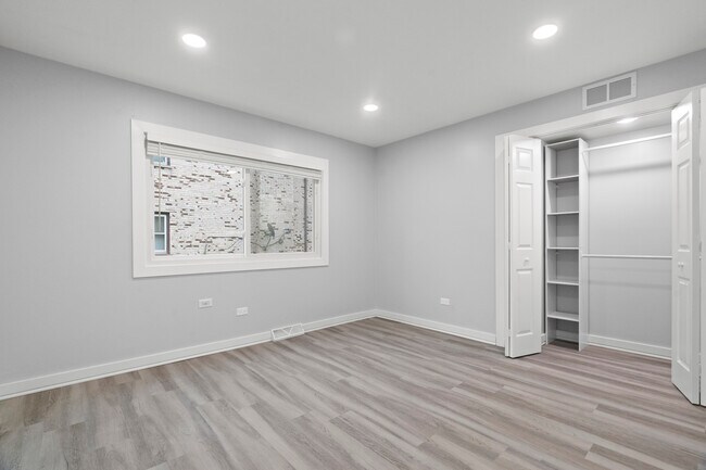 Building Photo - 821 E Lilly Ln