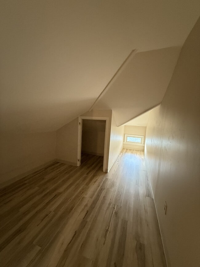 Building Photo - 541 Grafton Ave