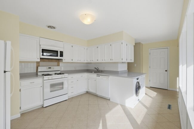 Building Photo - 5611 S Quincy St