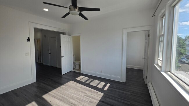 Building Photo - 176 Bartholdi Ave