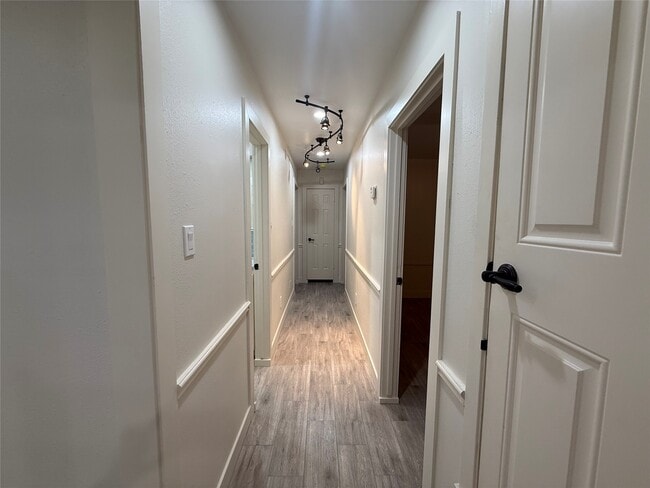 Building Photo - 822 Hidden Valley Dr