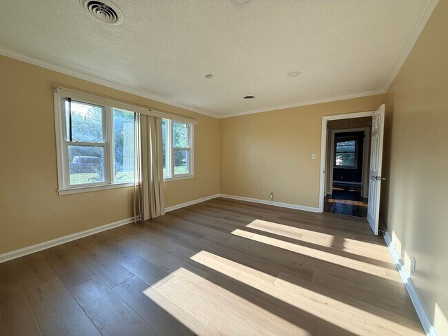 Building Photo - 4 Bed / 2 Bath Spacious Home – Perfect for Families or Roommates