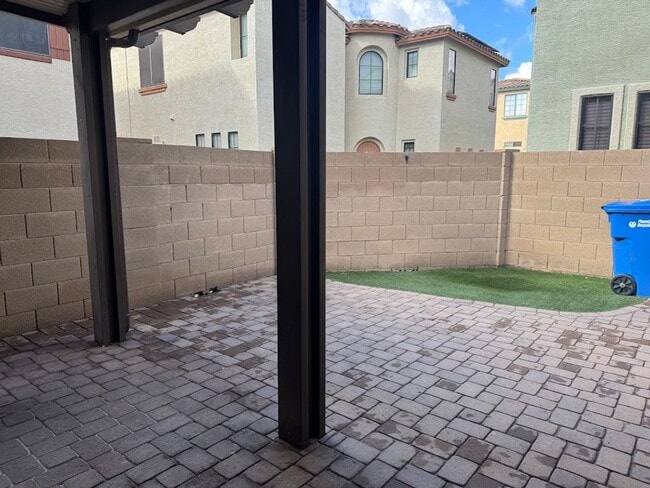 Building Photo - Gated Phoenix Gem with Community Pool and Spacious Kitchen