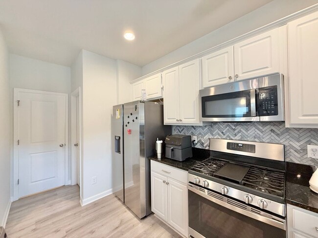 Building Photo - Modern 4BD, 2.5BA Knightdale Home with a F...
