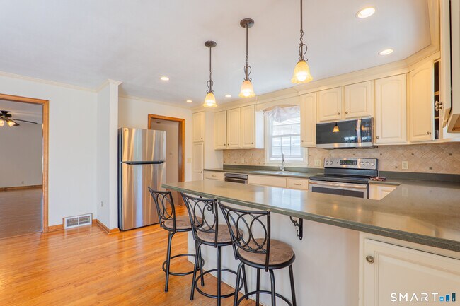 Building Photo - 9 Pleasant St