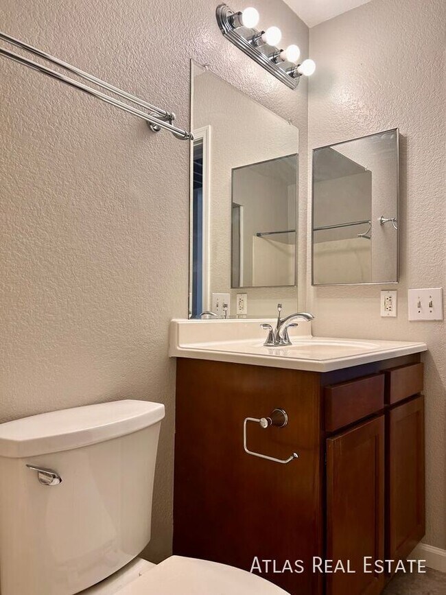 Building Photo - 465 W Ivyglen St