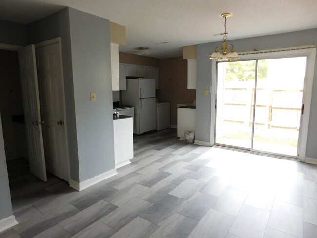 Building Photo - 1104 Karen Dr