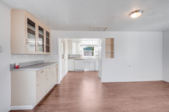 Building Photo - Beautiful 2 Bed, 1 Bath Rental Home in Happy Valley Neighborhood!