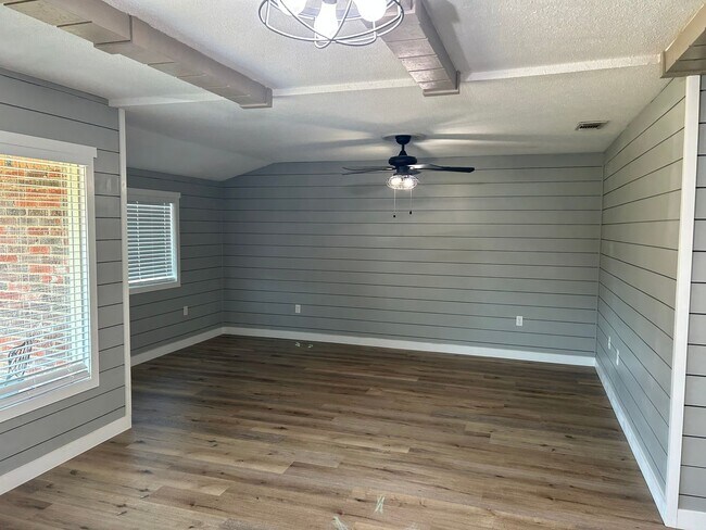 Building Photo - 501 E 17th St