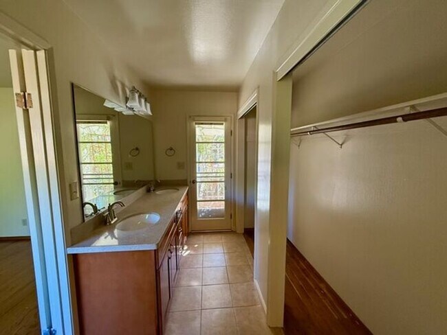 Building Photo - Beautiful 4 bedrooms 2.5 bath home