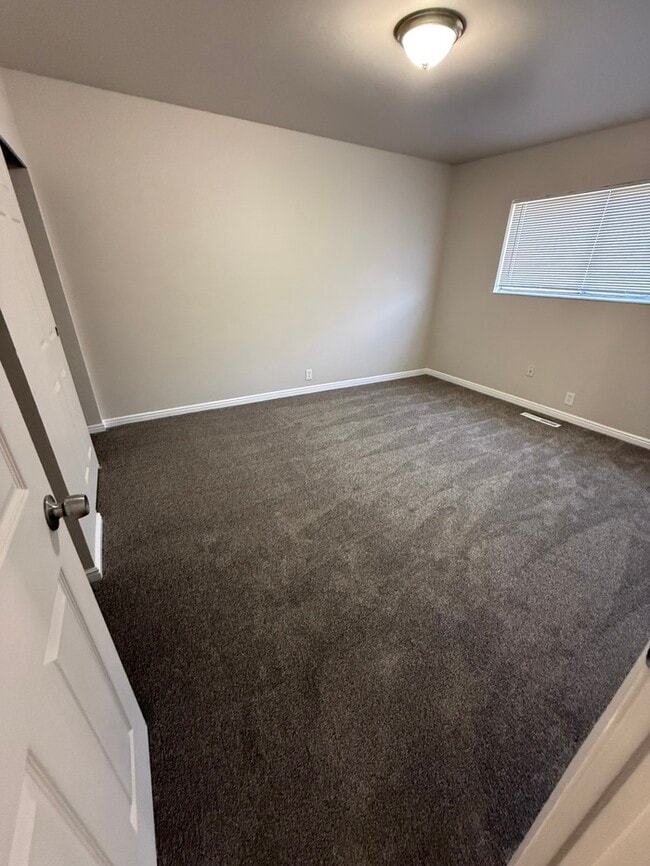 Building Photo - 833 N Riverside Dr