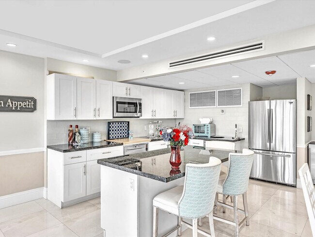 Building Photo - 1150 Hillsboro Mile