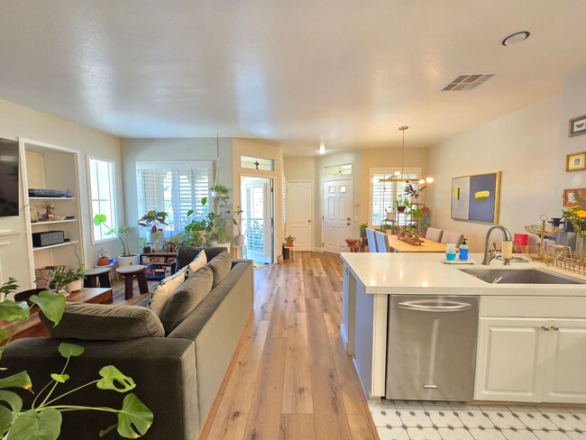 Building Photo - Beautiful Upgraded 2 Bedroom 2 Bathroom Townhouse in Gated Community – Santa Clarita