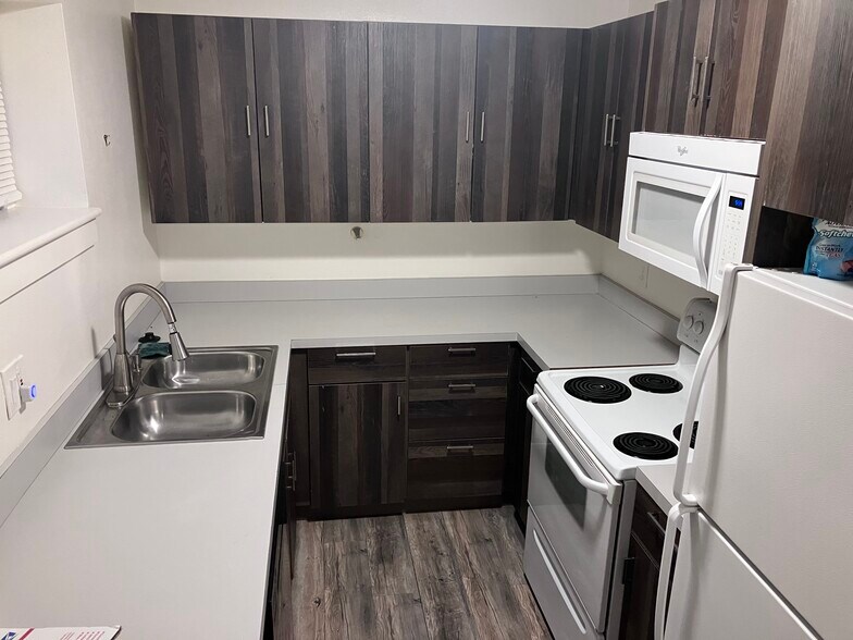 Building Photo - 321 NE 162nd Ave